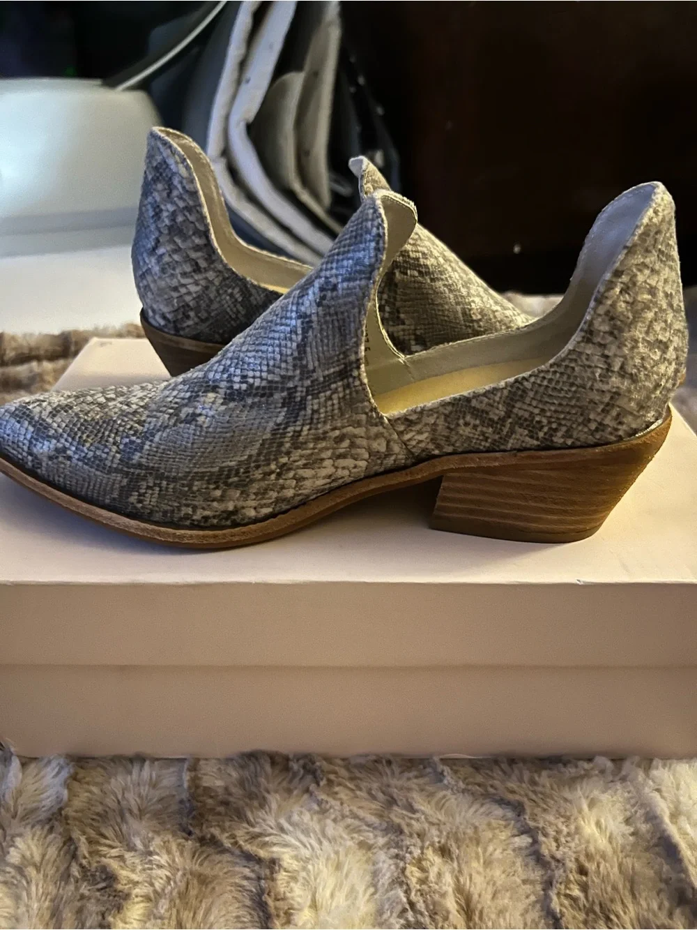 Chinese Laundry Gray/White Snake Print Pointed Toe Slip-On Block Heel Pumps US 7
